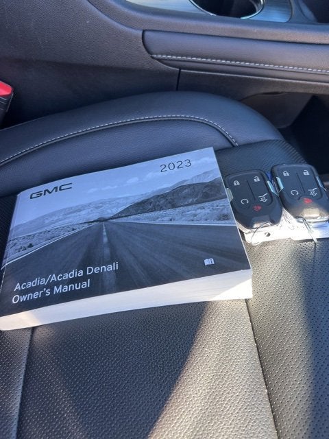 2023 GMC Acadia SLT
