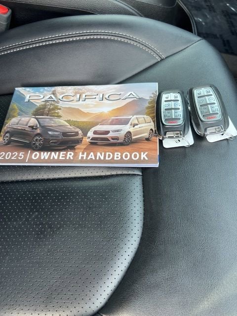 2025 Chrysler Pacifica Select